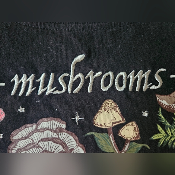 HOT TOPIC Wild Mushrooms Boxy Crop Black T-Shirt | SZ M - Picture 7 of 9